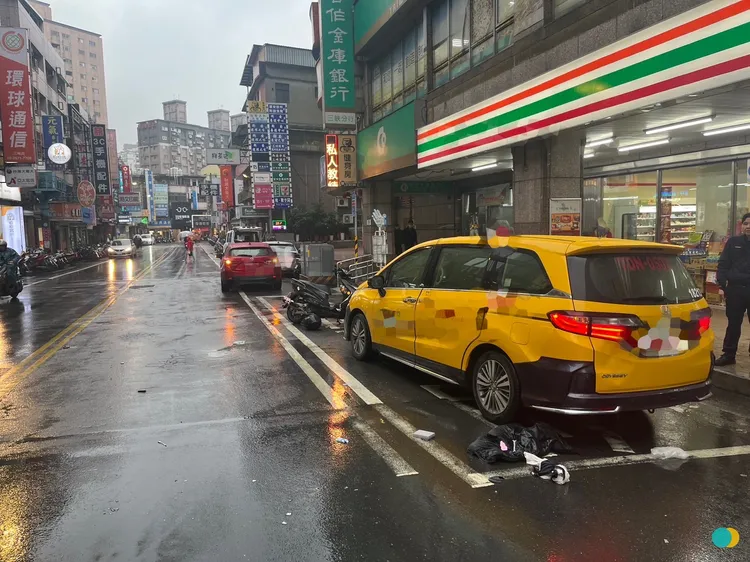 計程車後車尾遭機車滑行撞凹。翻攝畫面