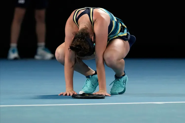 諾斯科娃贏球後蹲地掩面，不敢置信。美聯社