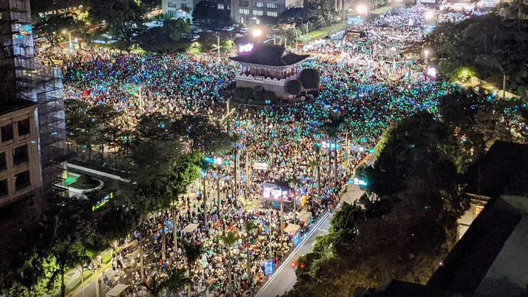 圖為柯文哲選前之夜造勢晚會。翻攝自柯文哲臉書