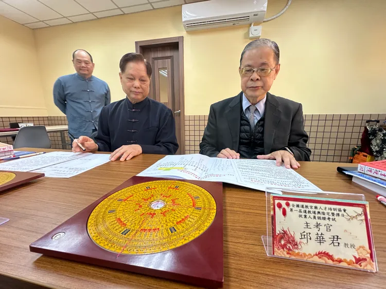 前考選部長邱華君以教授身分出席擔任主考官，笑說題目就算翻書也不見得會寫。曾佳俊攝