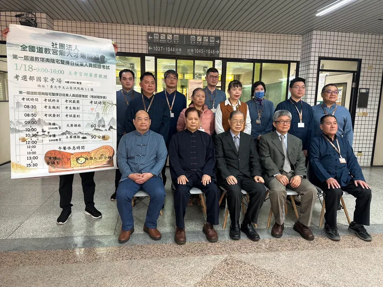 考官與考生們一同合影留念。曾佳俊攝