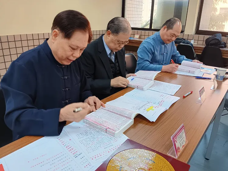 全國道教宮廟人才培訓協會理事長羅瑞生(左一)具有50餘年風水堪輿實務經驗，可稱是一代宗師。曾佳俊攝