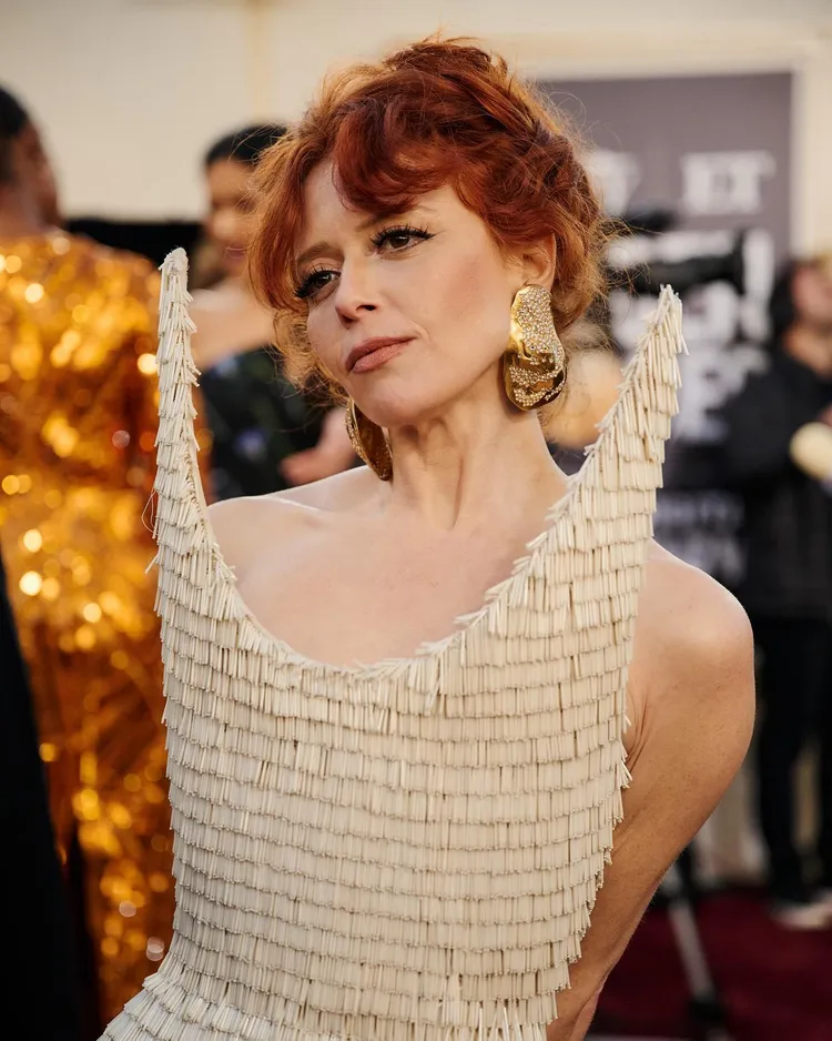 娜塔莎里恩流蘇禮服「長角」。翻攝goldenglobes IG