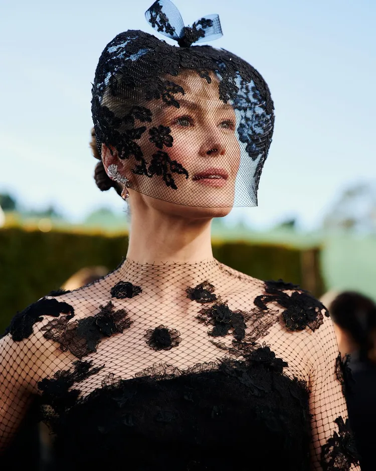 羅莎蒙派克蕾絲刺繡頭飾增添神祕味道。翻攝goldenglobes IG