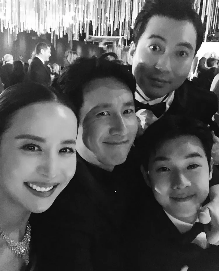 曹汝貞（左起）分享與《寄生上流》李善均、朴明勳、崔宇植的合照。翻攝曹汝貞IG