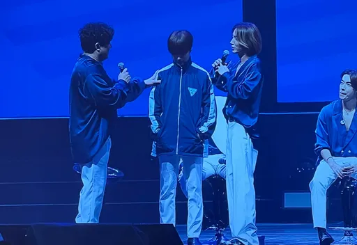 SJ來台驚喊要換手燈!穿雄中外套遭虧「老師」 東海變公主