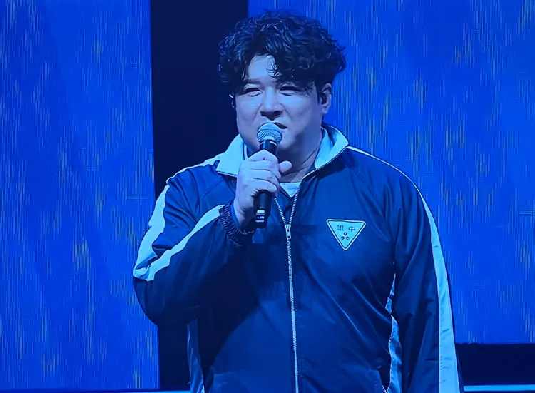 神童被指定寫著「衣服」的禮盒，裡面裝著雄中外套。讀者提供