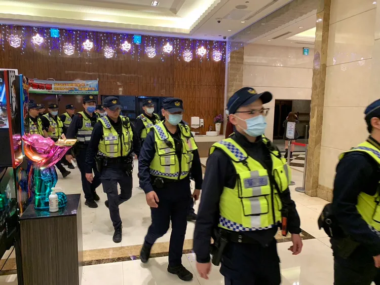 警方前往KTV等處臨檢。翻攝畫面