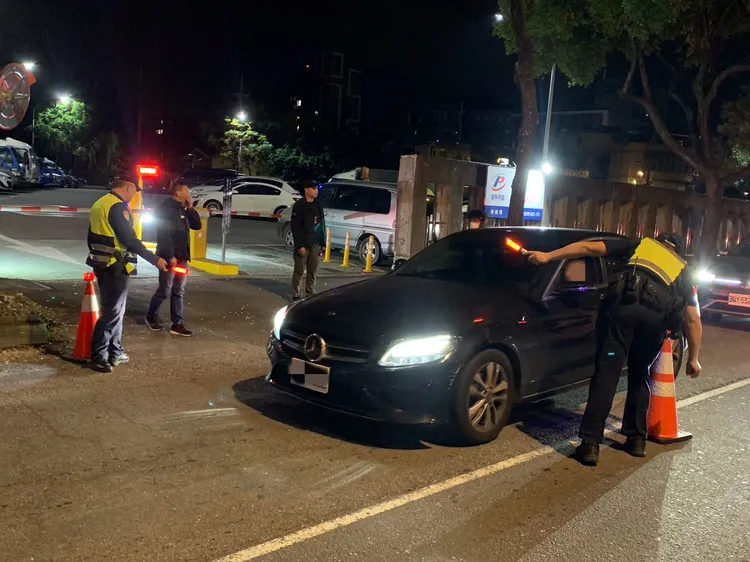 警方亦實施路檢。翻攝畫面