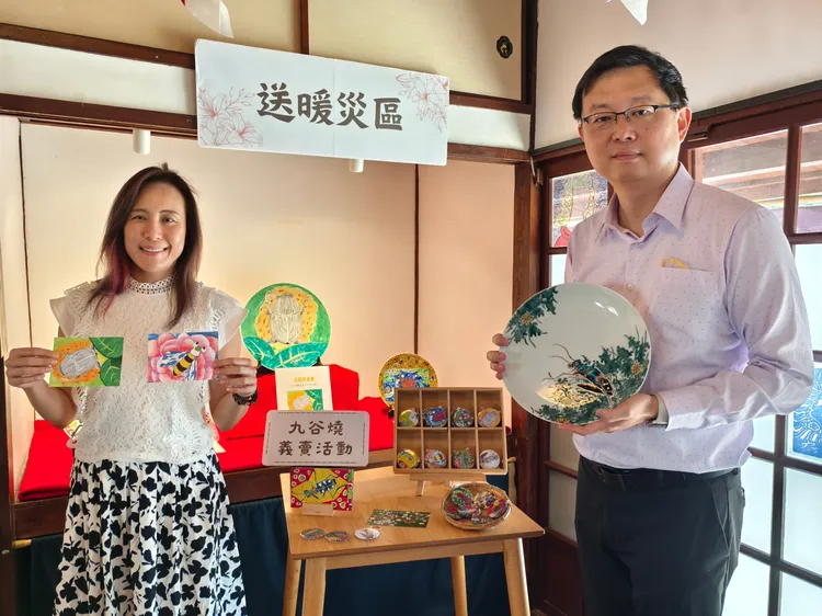 基金會董事長李退之(右)、榮譽董事長郭貞慧呼籲外界送暖。李退之提供