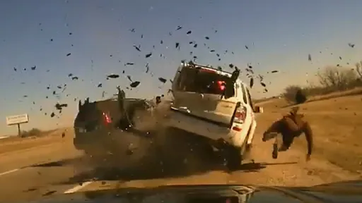 驚悚片|三寶駕駛追撞被攔檢汽車 警察也被震飛了