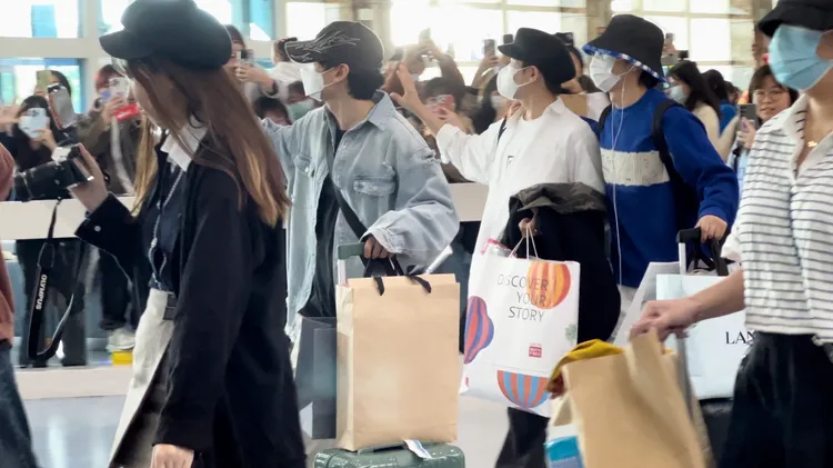 銀赫（左起）、厲旭、東海走在最後。陳薇安攝