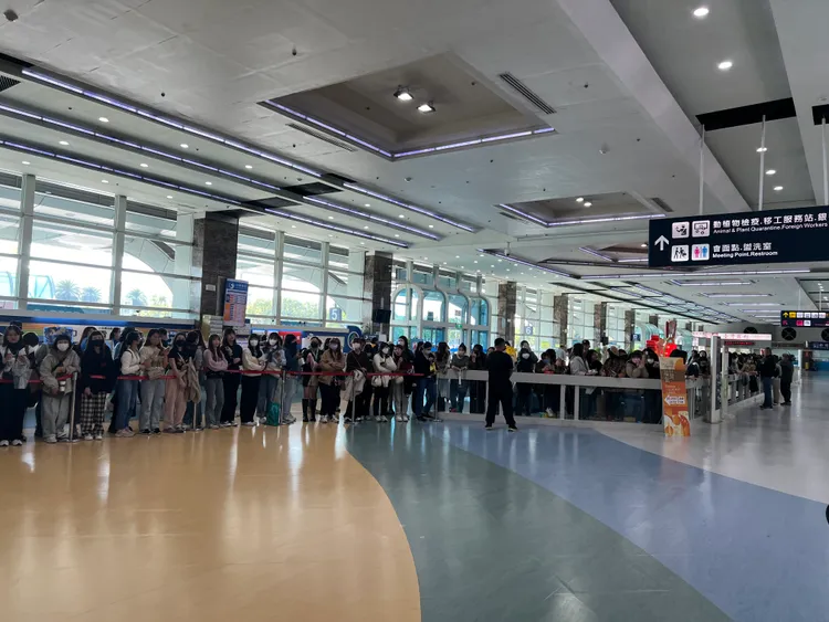 小港機場有2、300名粉絲接SJ的機。陳薇安攝