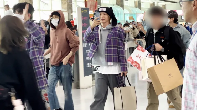 藝聲（左二）包緊緊，隊長利特拿出手機拍粉絲，記錄來台過程。陳薇安攝