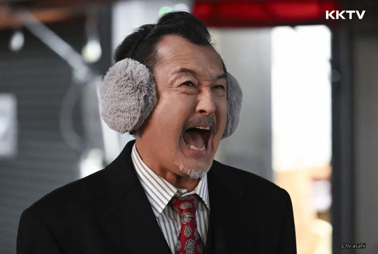 吉田鋼太郎飾演的部長退休後變成家政婦，闖入牧春CP的新婚生活。KKTV提供