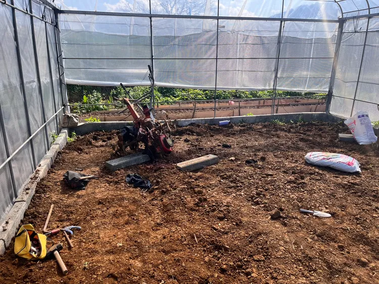 莊男操作耕耘機不慎，雙腿卡入機器遭到截肢。翻攝畫面
