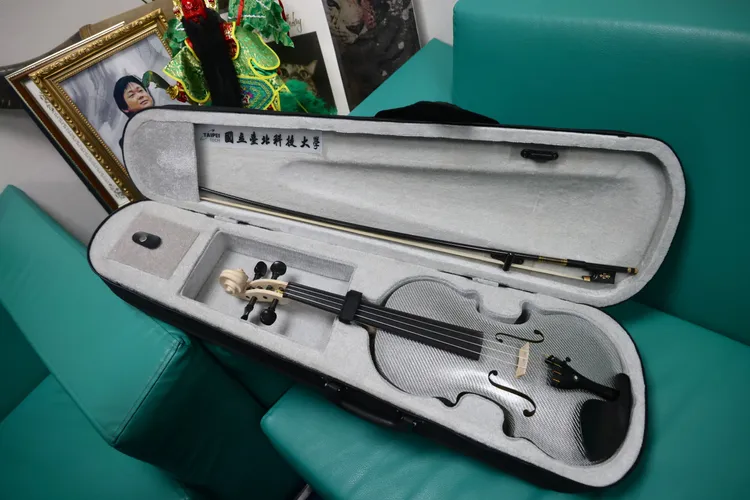 王世堅跟賴清德各擁一把的小提琴。林林攝