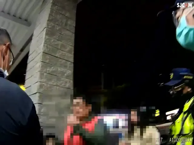 其中一方向警方解釋衝突原因。民眾提供