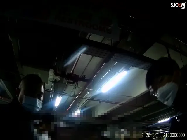 警方查出衝突原因為一方管教小孩，另一方在旁鼓譟喊「打下去」，雙方一言不合打了起來。民眾提供