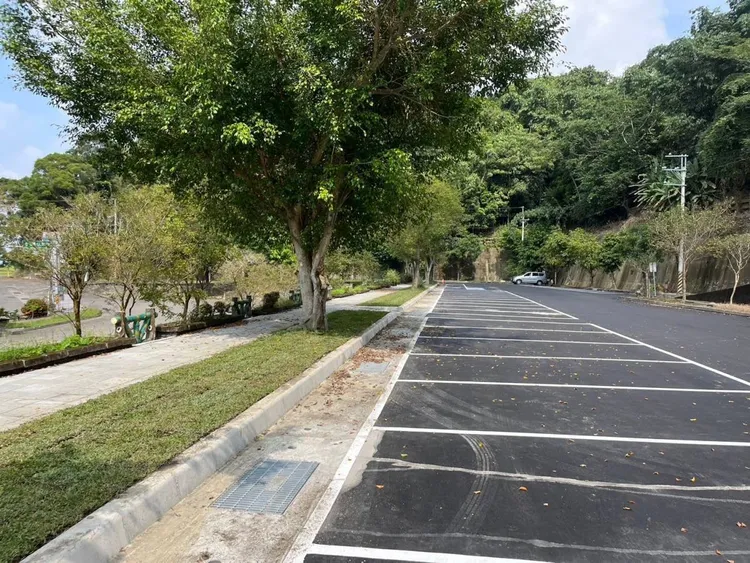 景區道路安全島動工翻新。工務局提供