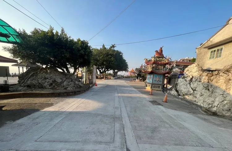 路面翻新。工務局提供