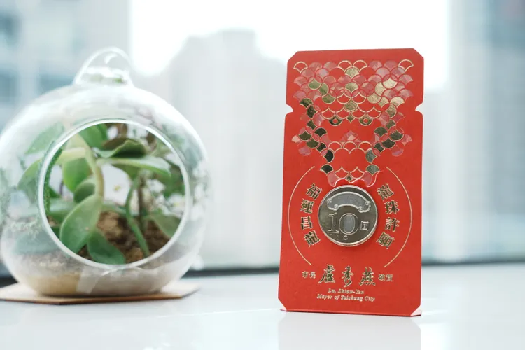 台中市長盧秀燕初一、二將連跑6宮廟發龍年小紅包。市府提供