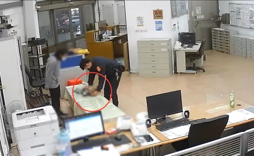 1歲嬰突休克「唇發紫」　媽抱子衝派出所！警CPR搏死神影片曝光