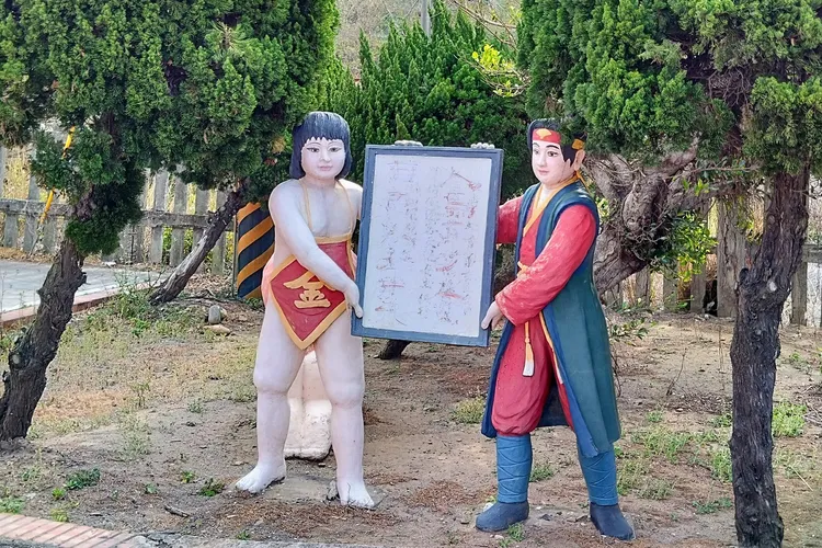 秋茂園中一處雕像，讓網友喊「總統好！」翻攝自自由騎士臉書