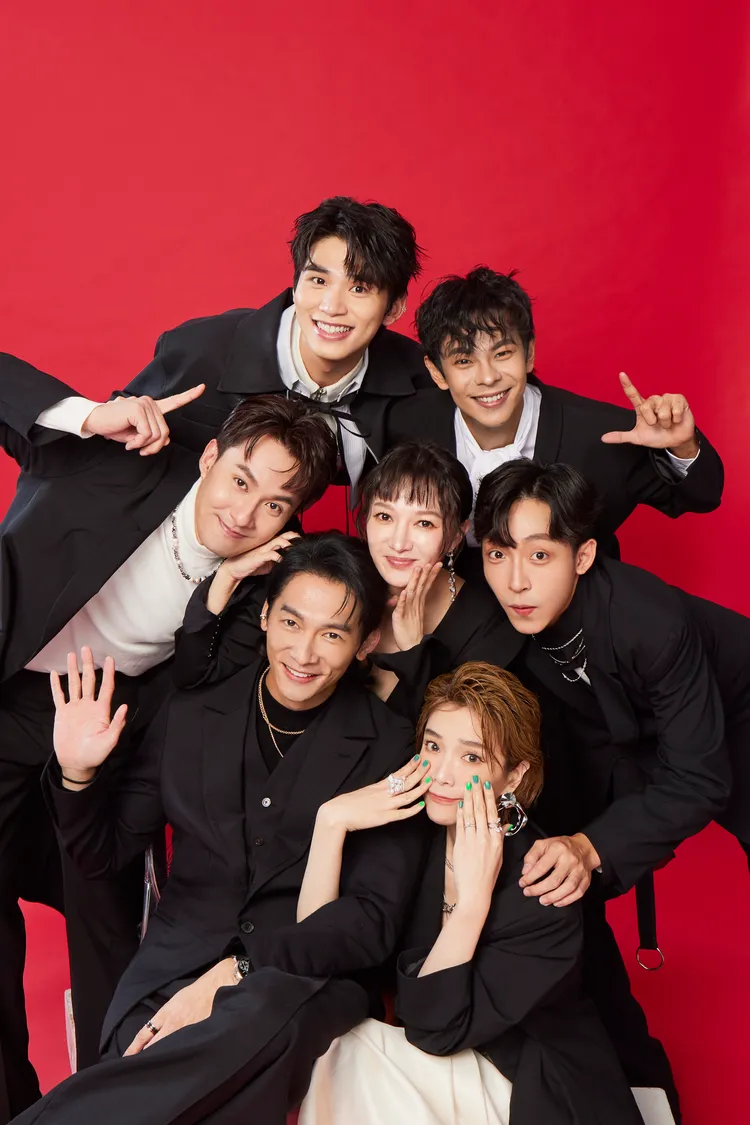 藝人齊聚一堂棚拍賀卡，開心迎接龍年好運到。伊林娛樂提供