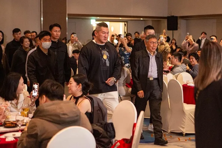 館長與柯文哲一起進場。翻攝自臉書「飆捍」