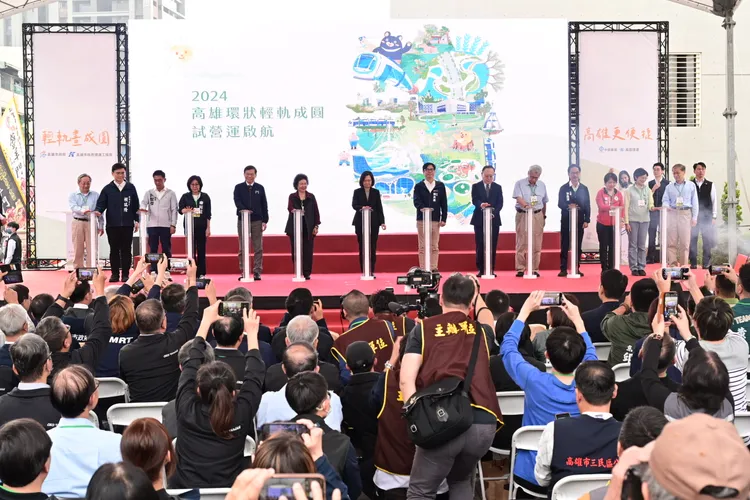 總統蔡英文、陳其邁代表按下啟動鍵，宣布輕軌成圓試營運啟航。市府提供
