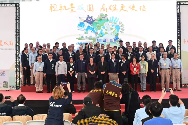 中央、地方官員見證高雄輕軌歷史時刻。市府提供
