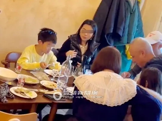 宋米秦（前排左）和老公陪女兒玩耍。特勤中心攝