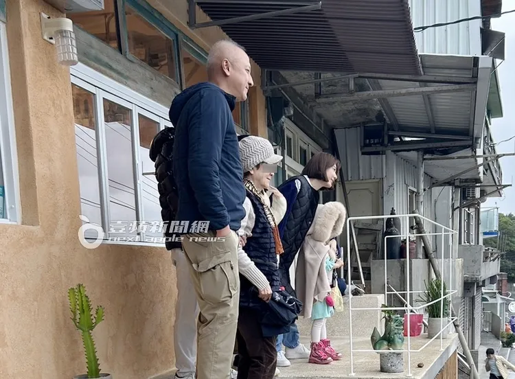 宋米秦與老公一家人開心在店外合影留念。特勤中心攝