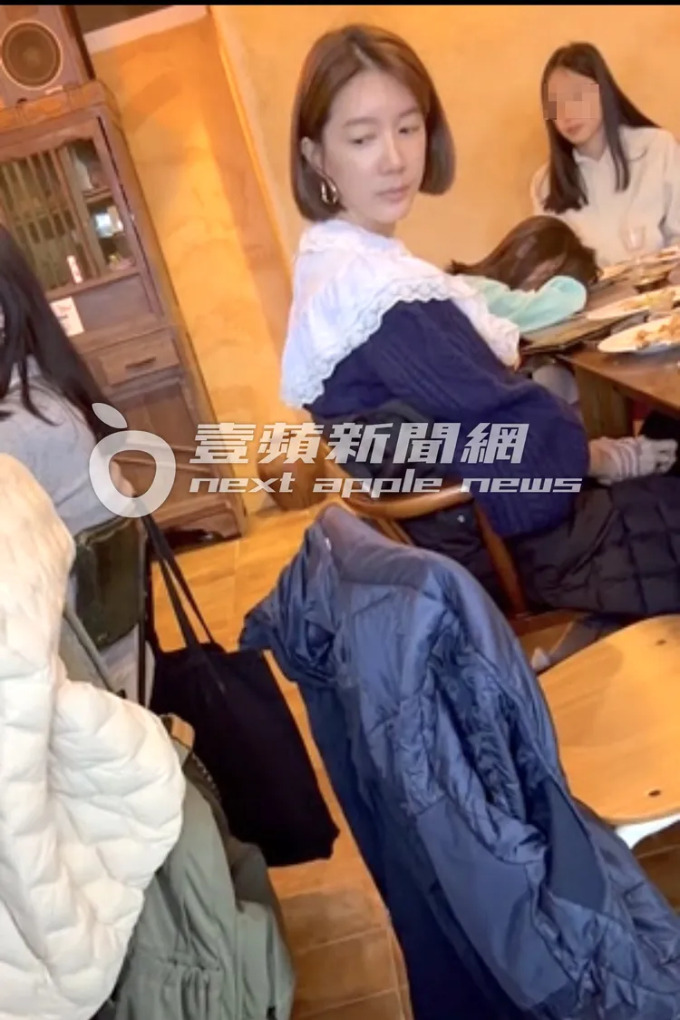 宋米秦緊盯店貓，深怕貓跳上桌搶食。特勤中心攝