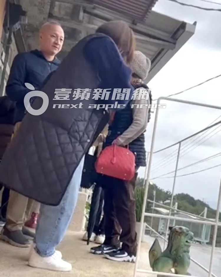 宋米秦穿上保暖外套。特勤中心攝