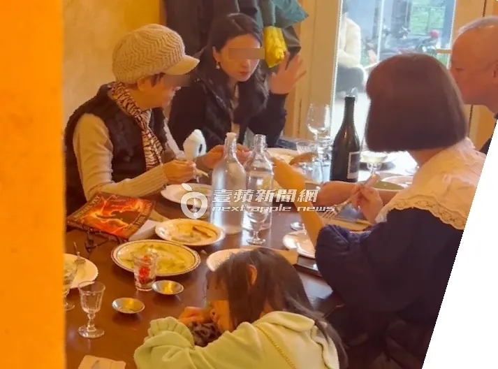 宋米秦的女兒趴在桌上熟睡。特勤中心攝