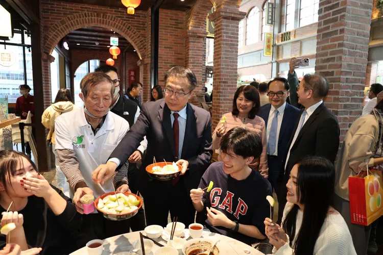 黃偉哲與青農現場分享台南蜜棗給民眾品嘗。市府提供