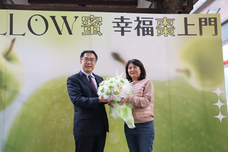 黃偉哲獻棗幸福花束給太座。市府提供