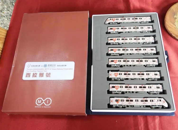 台鐵記者會還公布了西拉雅號彩繪列車相關意象產品。台鐵提供