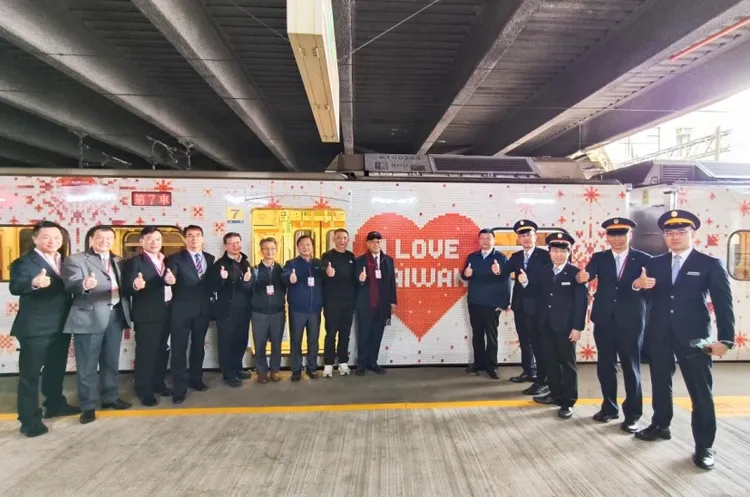 台鐵記者會還公布了西拉雅號彩繪列車相關意象產品。台鐵提供