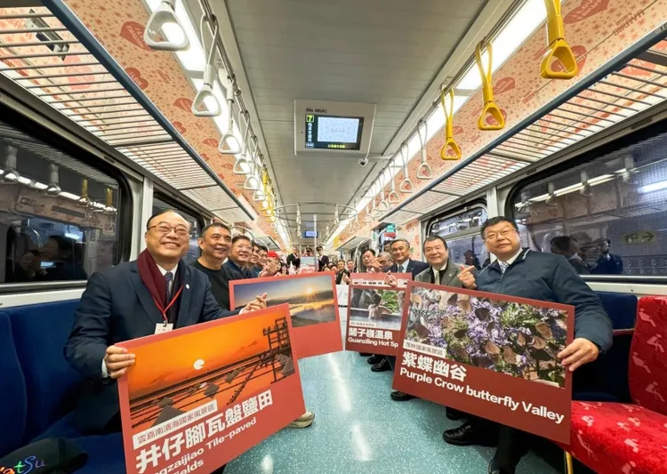 台鐵記者會還公布了西拉雅號彩繪列車相關意象產品。台鐵提供