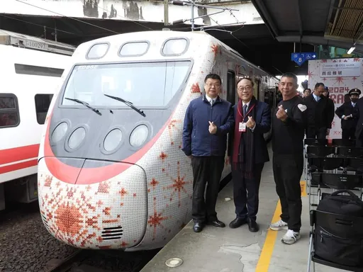 西拉雅彩繪列車挨轟「鳥擊濺血」? 原民怒台鐵負面美學社會