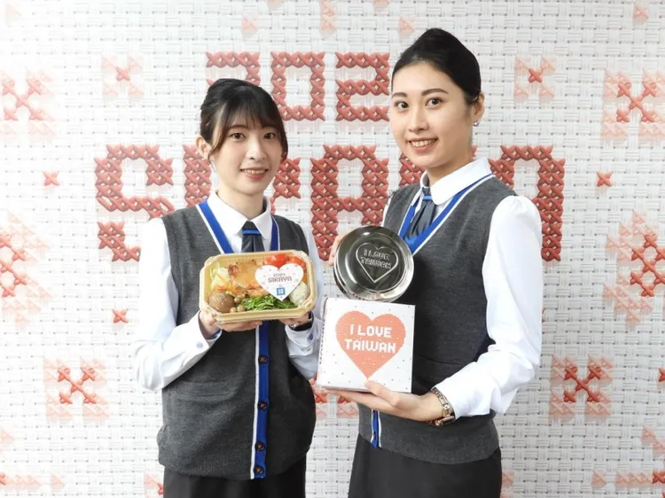 台鐵記者會還公布了西拉雅號彩繪列車相關意象產品。台鐵提供