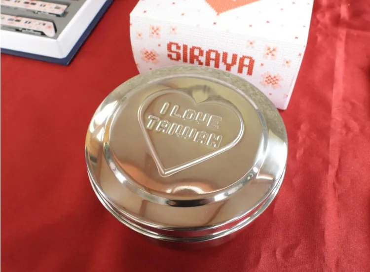 台鐵記者會還公布了西拉雅號彩繪列車相關意象產品。台鐵提供