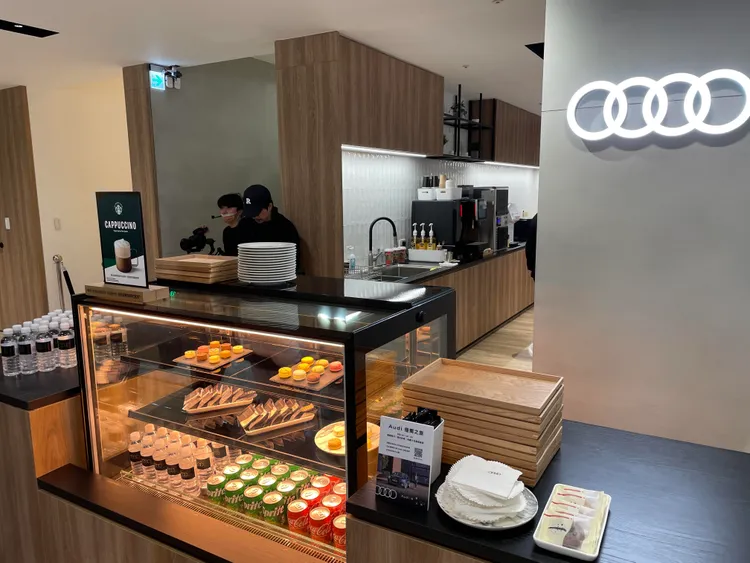 據點內設有星巴克咖啡服務(We Proudly Serve Starbucks)和精緻餐點。林浩昇攝