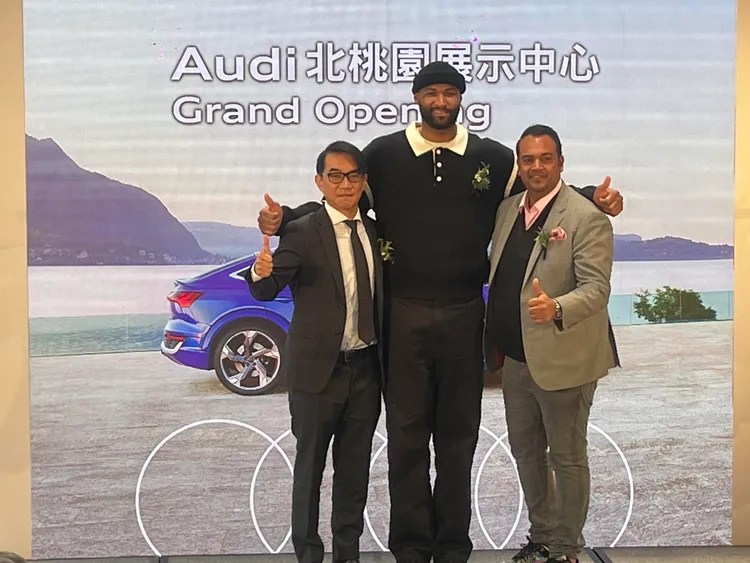 台灣奧迪授權經銷商台奧北區董事長毛玉行，與前NBA明星球員Mr.DeMarcus Cousins ，以及台灣福斯集團暨台灣奧迪總裁安薩瑞同台合照。林浩昇攝
