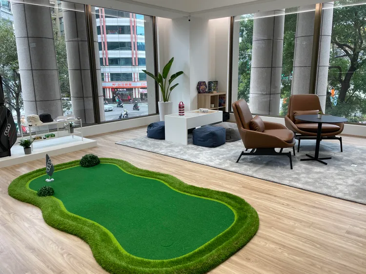 位於2樓的顧客休憩區設有迷你高爾夫、Audi Collection原廠精品及兒童遊戲區域。林浩昇攝