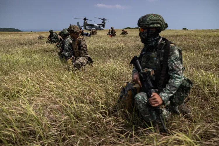 2023年的菲美年度「肩並肩」大型聯合軍演。翻攝美國國防視覺資訊傳播服務網站