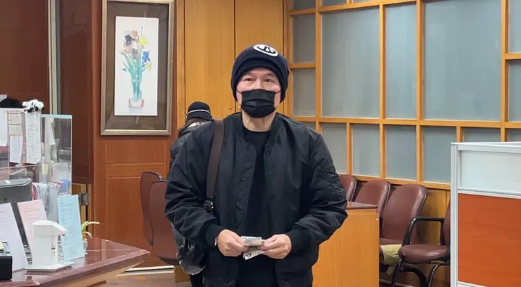 孫鵬領取證人旅費。陳彩玲攝